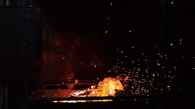 木炭燃烧时带有火焰和火花。篝火烧烤木炭。烹饪用木炭。视频素材