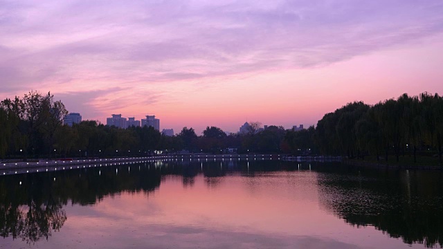 日落时陶然亭公园的WS湖，中国北京视频下载
