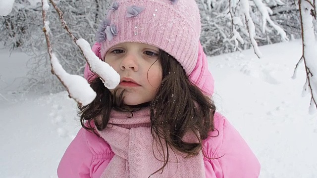 一个孩子在冬天的公园里。视频下载