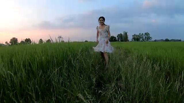 一个女孩在茉莉花稻田里慢镜头奔跑视频素材