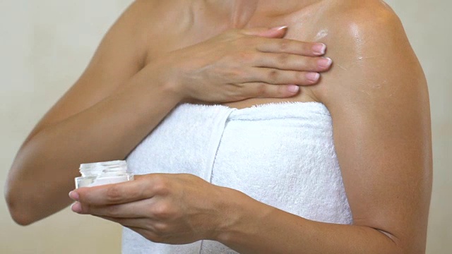 女性沐浴后涂抹滋养身体霜，美容，恢复活力视频下载