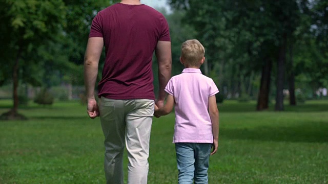 父亲和男孩手牵着手，离开了，给儿子忠告要做个真正的男人视频下载