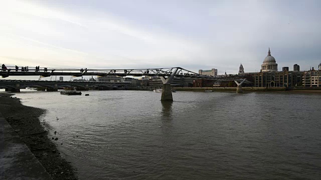 人们正在穿过伦敦的千禧桥视频素材
