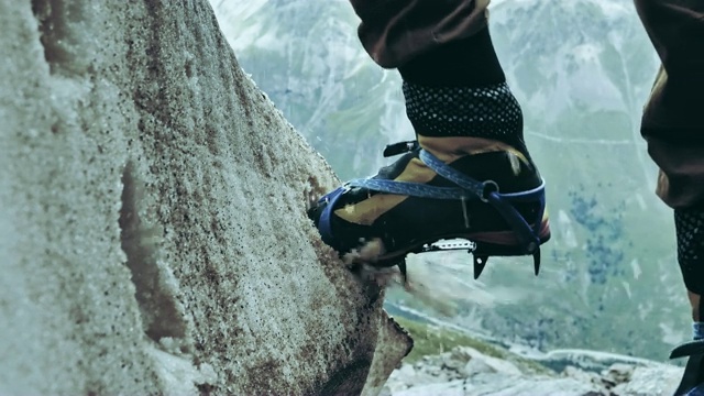 攀岩者在岩壁上。高加索山脉。设备详细信息视频下载