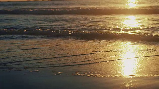 日落时海浪拍打海岸视频素材