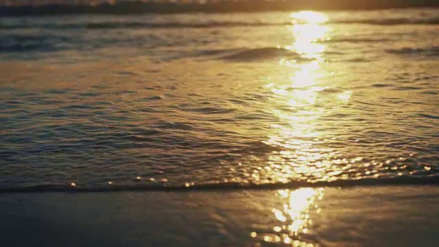落日映在岸边的海浪上视频素材