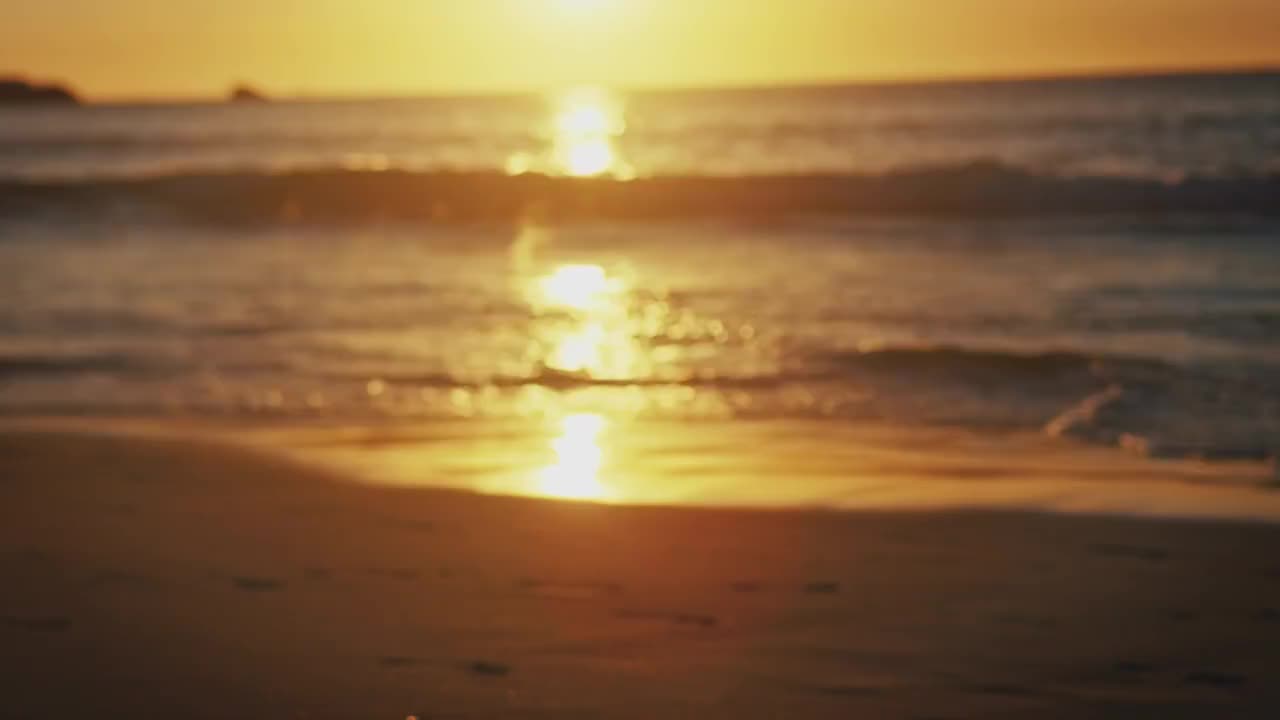 日落时海滩上海浪的美景视频素材