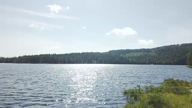 挪威森林和湖泊的鸟瞰图。视频素材