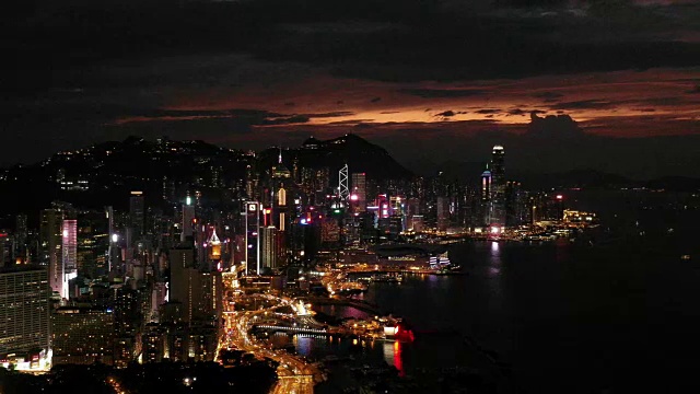 4k视频航拍香港城市与夜间维多利亚湾的场景视频素材