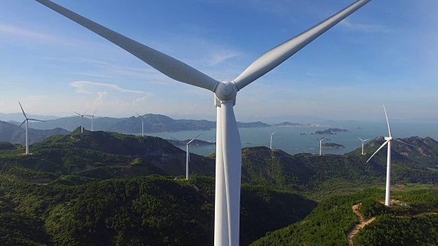 中国福建沿海风力涡轮机鸟瞰图。视频下载