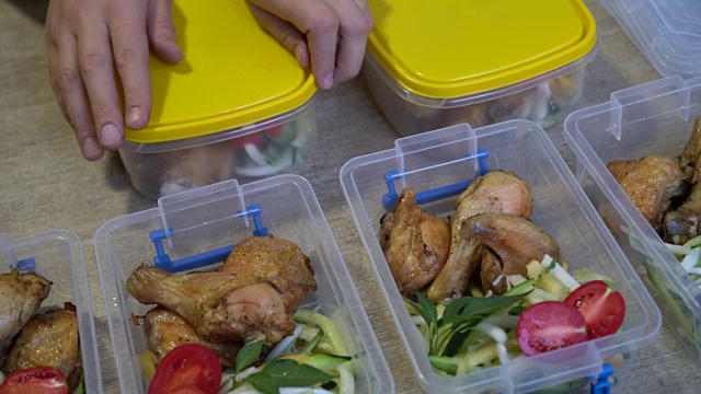 用鸡肉和蔬菜准备健康餐盒视频素材