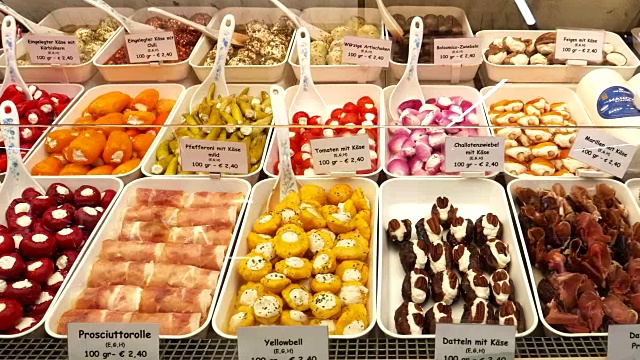 近距离的一个熟食展示的情况下，纳斯赫特市场在维也纳，奥地利视频下载