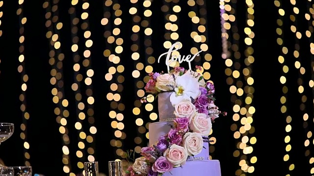 美丽的婚礼蛋糕装饰鲜花和紫色的色调。视频素材