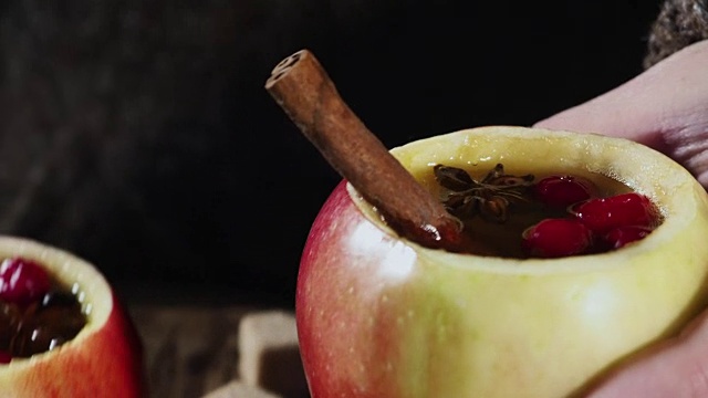 苹果杯里的热苹果酒视频下载