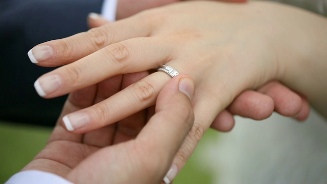 新娘和新郎在婚礼上交换结婚戒指。视频下载