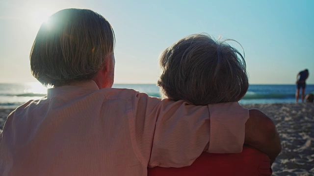 一对老年夫妇在海滩休闲视频下载