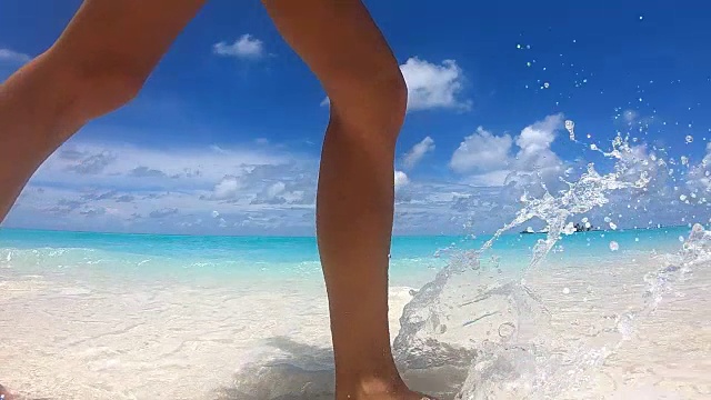 女孩在马尔代夫的海滩上散步视频素材