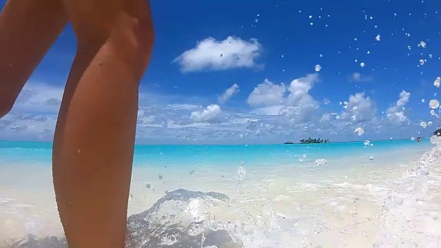 沙滩上的女孩视频素材