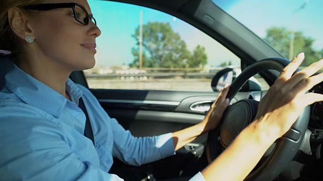 快乐的女人一边开车一边唱歌，充满活力地迎接挑战的一天视频素材