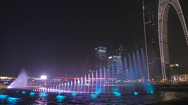 中国江苏省苏州市金鸡湖WS ZO灯光喷泉夜展视频素材