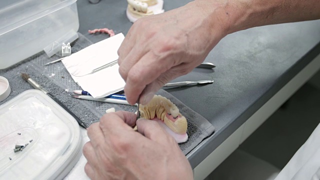 牙医用螺丝刀固定植牙底座视频素材