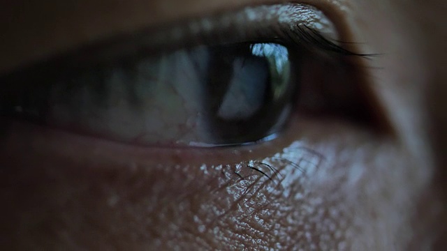 男人的眼睛在晚上上网的特写视频素材
