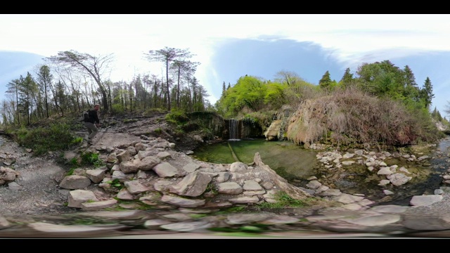 360 VR / A远足者在温泉与温泉池视频下载