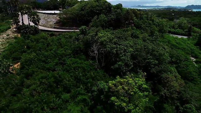 鸟瞰图无人机拍摄的蓬贴角在泰国普吉岛，美丽的地标看到日落在泰国普吉岛视频素材