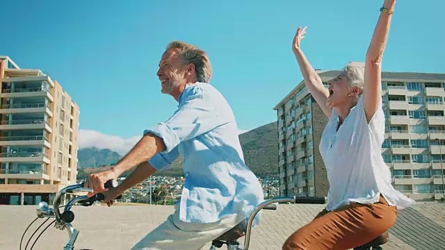 快乐的老年夫妇享受双人自行车视频素材