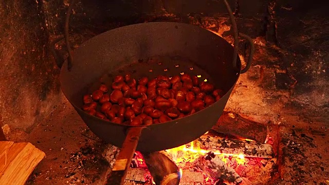 秋天的一天，用平底锅在火上烤栗子视频素材