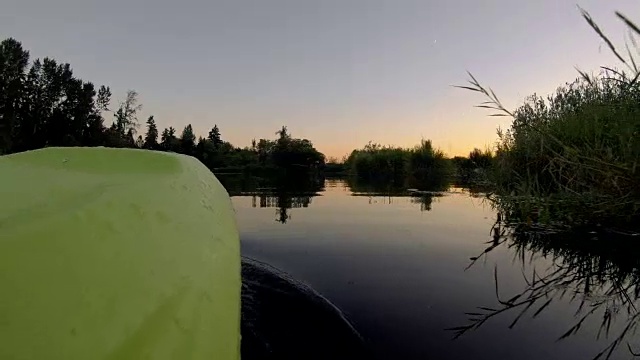 大自然中皮划艇划水的慢动作POV视频素材