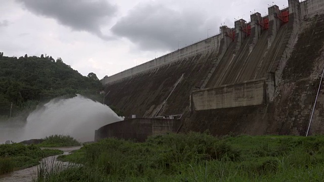 水从大坝和雨云平移镜头视频素材