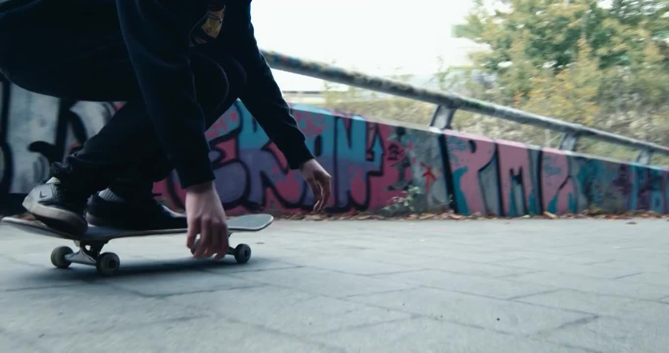 MS年轻男子滑板，在城市滑板公园做特技视频下载