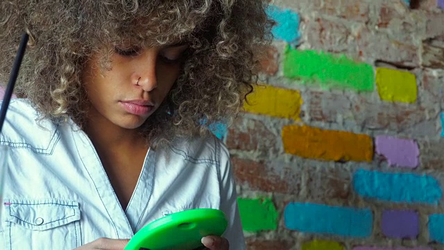 非裔美国女孩在咖啡馆用智能手机视频素材