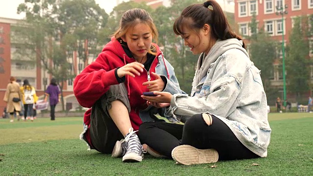 两个快乐的亚洲女孩在校园里聊天视频下载