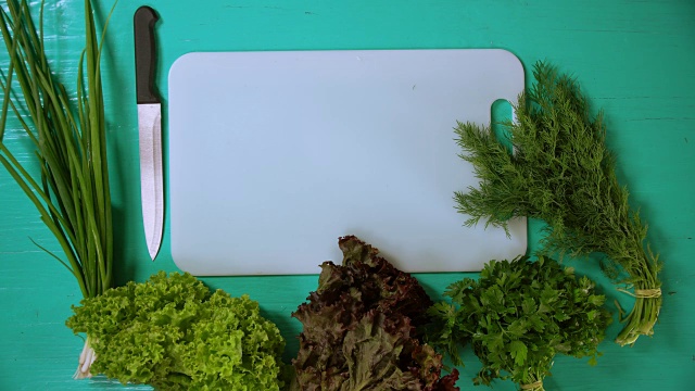 厨师在绿松石的桌子上供应植物视频下载