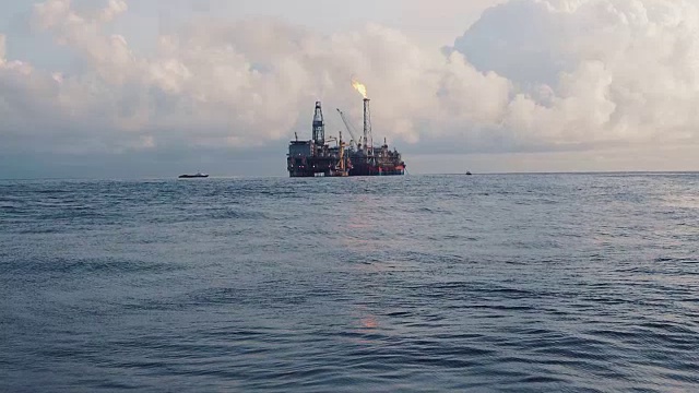 靠近钻井平台的FPSO油轮。海上石油和天然气工业视频素材