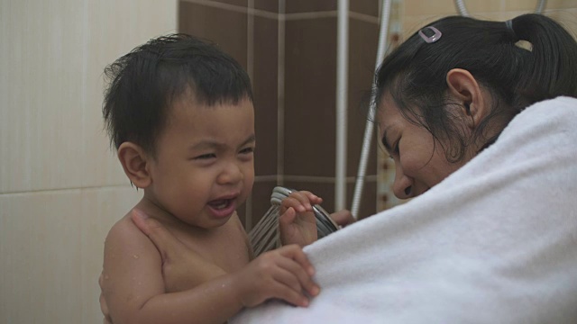 慢动作亚洲男婴洗澡视频素材