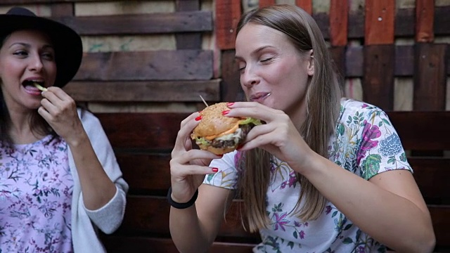 女孩在吃美味的汉堡视频下载