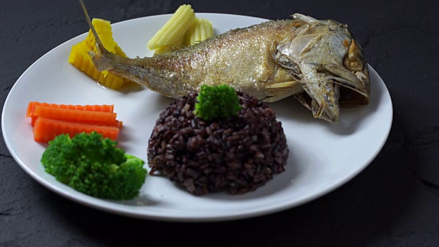烤鲭鱼配糙米和蔬菜。视频素材