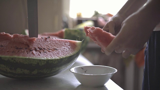 近距离用手在桌上切西瓜吃视频素材