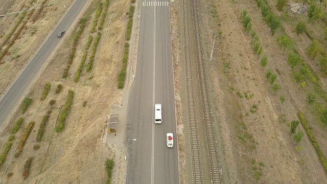 鸟瞰乡村孤立的公路与铁路轨道视频下载