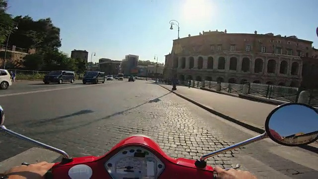 骑摩托车:在罗马市中心骑摩托车视频下载