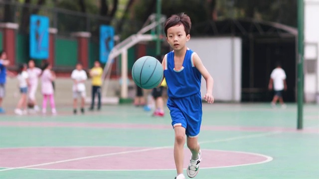 可爱的小男孩在打篮球视频下载