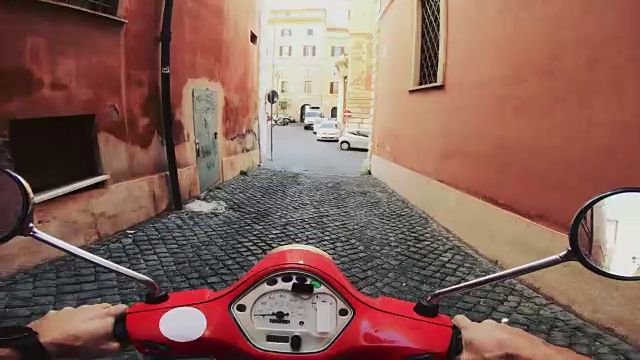 意大利骑摩托车:在狭窄的小巷里骑摩托车视频下载