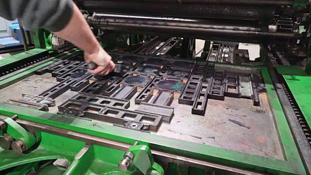 那个男人在印刷厂里面擦洗视频下载