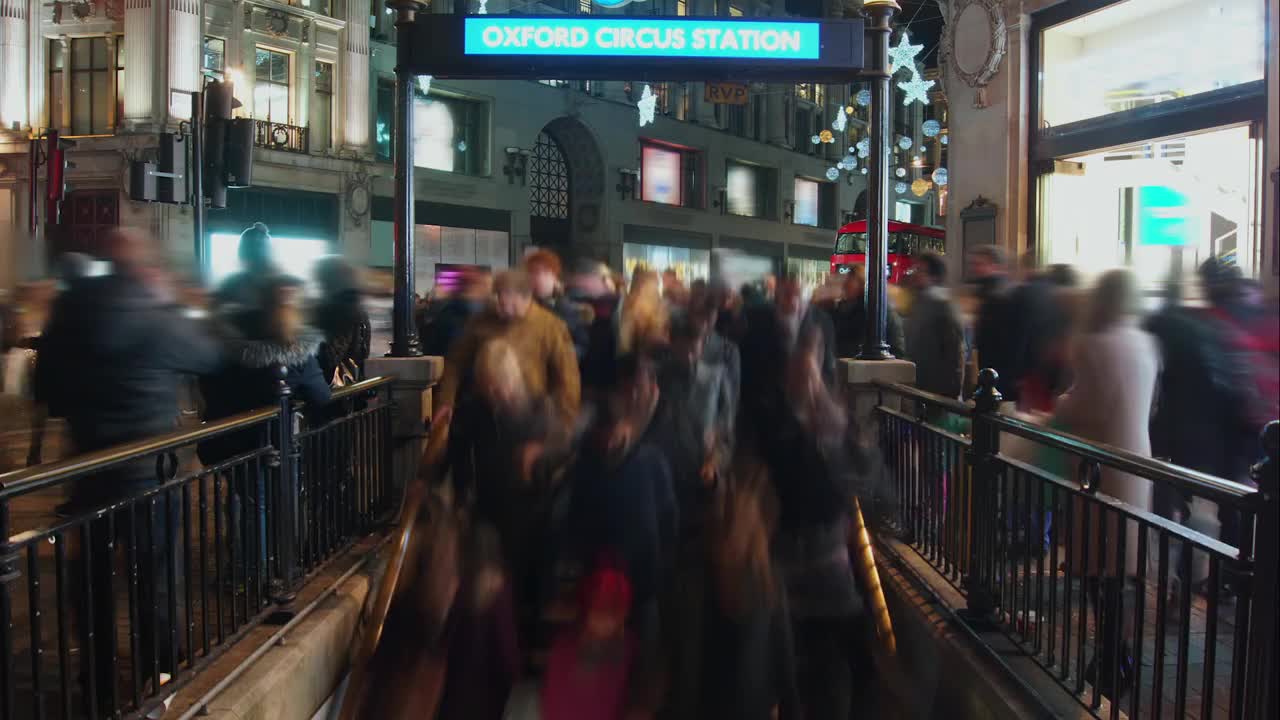 英国伦敦，交通高峰期牛津广场地铁站入口的延时照片视频下载