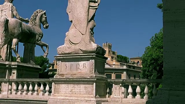 卡比托利山位于古罗马广场和马提乌斯校园之间，是罗马七大山之一。它是最早罗马人的城堡(相当于古希腊卫城)。视频素材