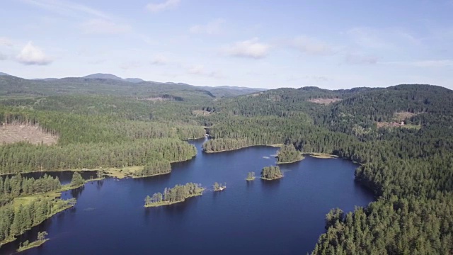 挪威森林和湖泊的鸟瞰图。视频素材