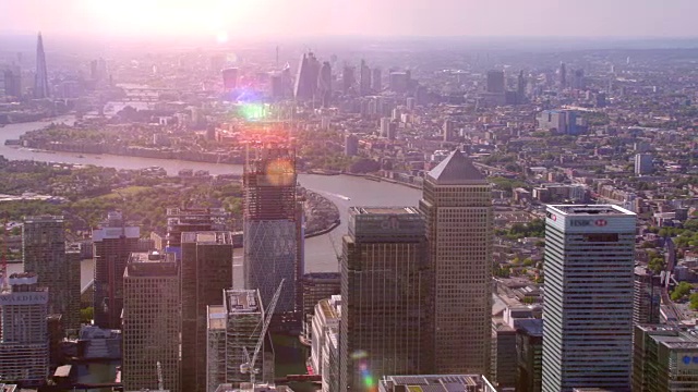 鸟瞰图金丝雀码头和伦敦市中心，英国。4 k视频素材